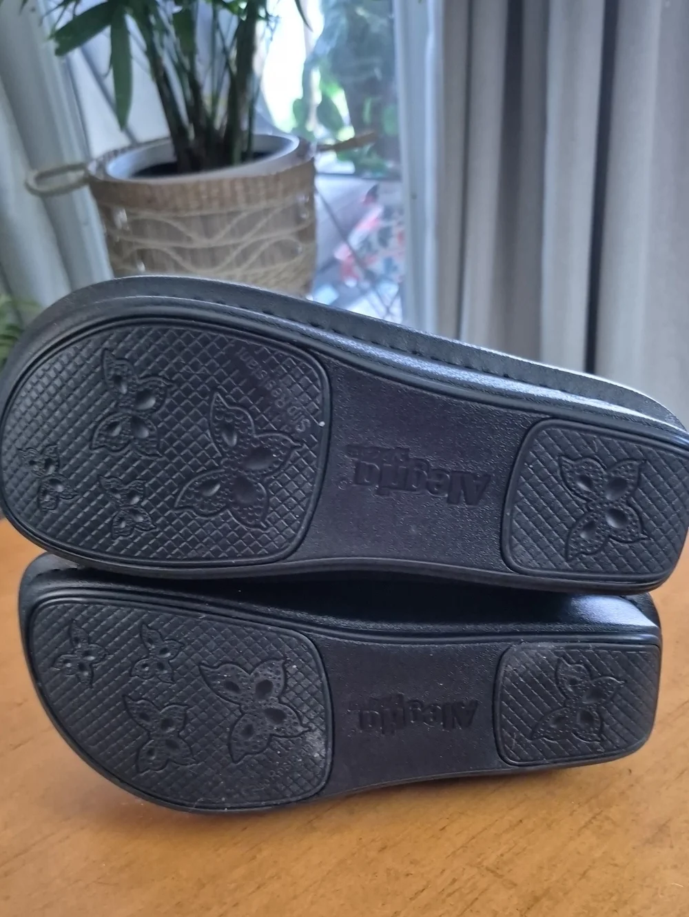 Alegria Paloma Black Mary Jane Shoes. EUC. Size 6.5-7